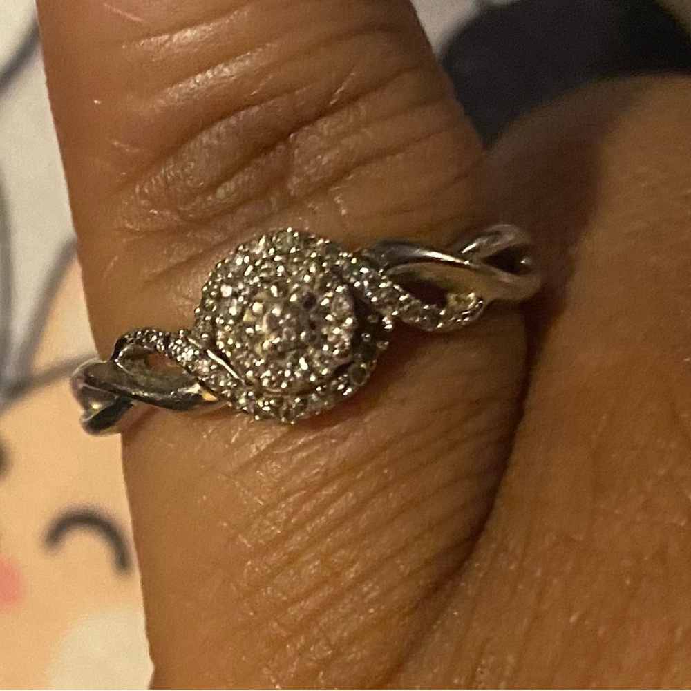 Size 7 10K White Gold Womens Round Diamond Solitaire Twist Ring 1/6-Carat